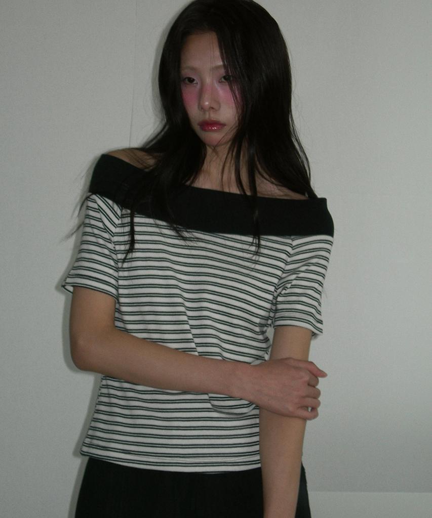 Черная футболка в полоску с вырезами на плечах