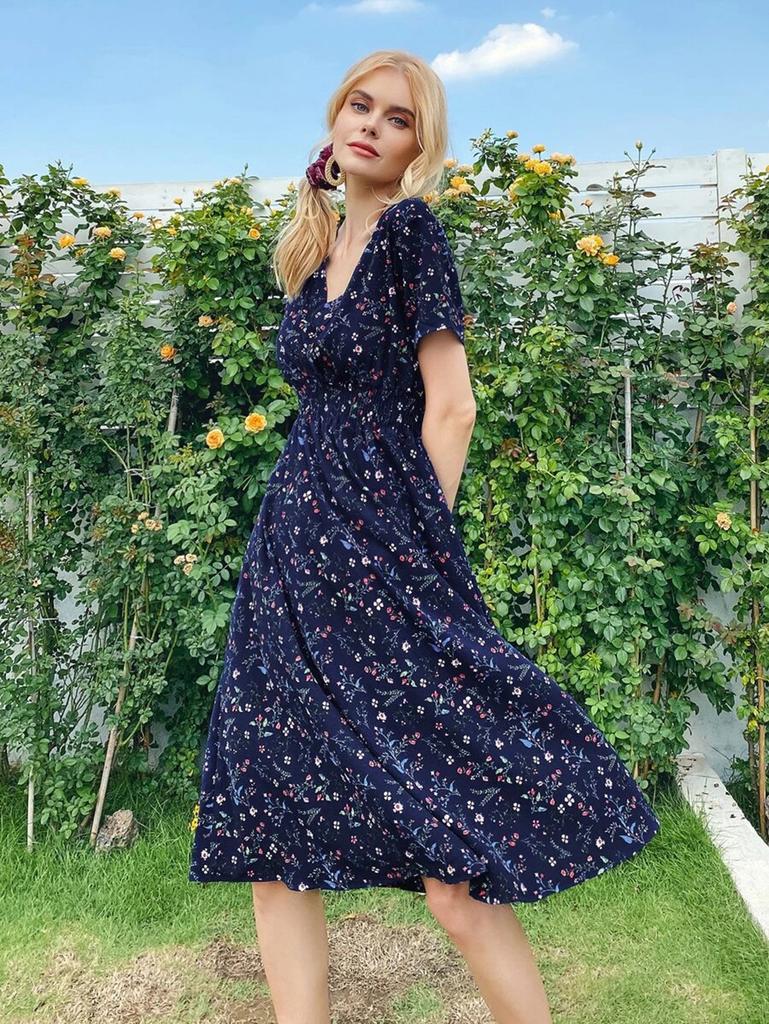 Летнее платье с короткими рукавами и цветочным принтом