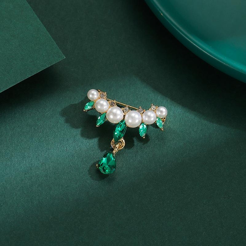 Жемчужная капля воды Антибликовая брошь Высококлассная женская изысканная кисточка Корсаж для костюма Фиксирующая одежду Антибликовая пряжка-булавка