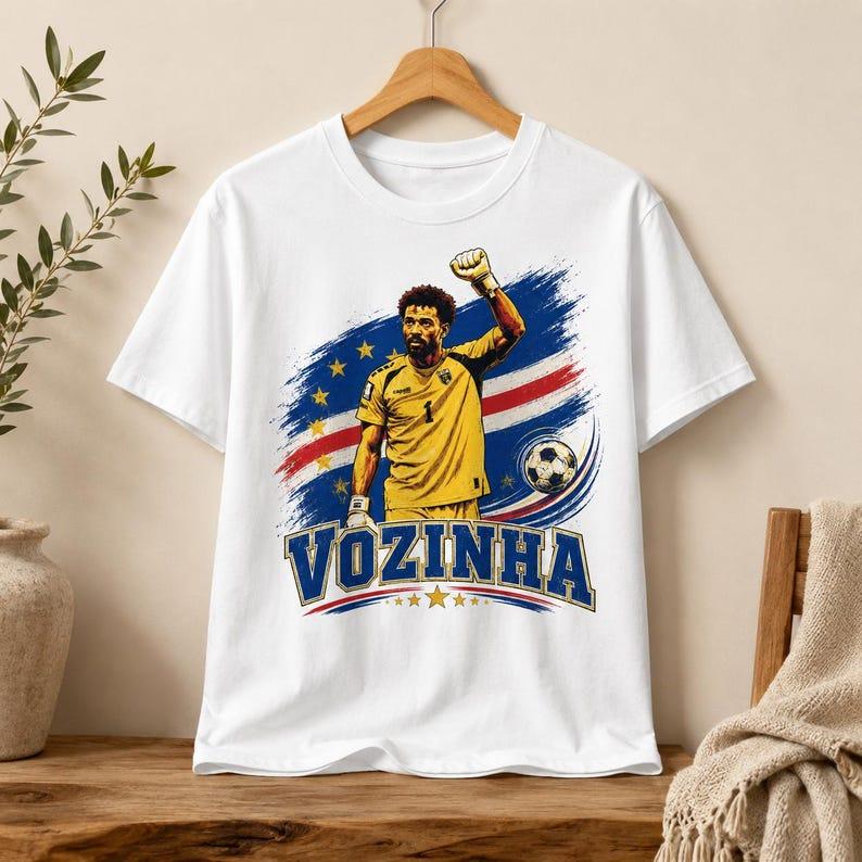 2026 Vozinha Черно-белый Портретный Коллаж Заполнить Букву Винтажная Хлопковая Футболка с Минеральной Стиркой Vozinha Кабо-Верде Круг Звезда Флаг Футбольный Баннер Футболка