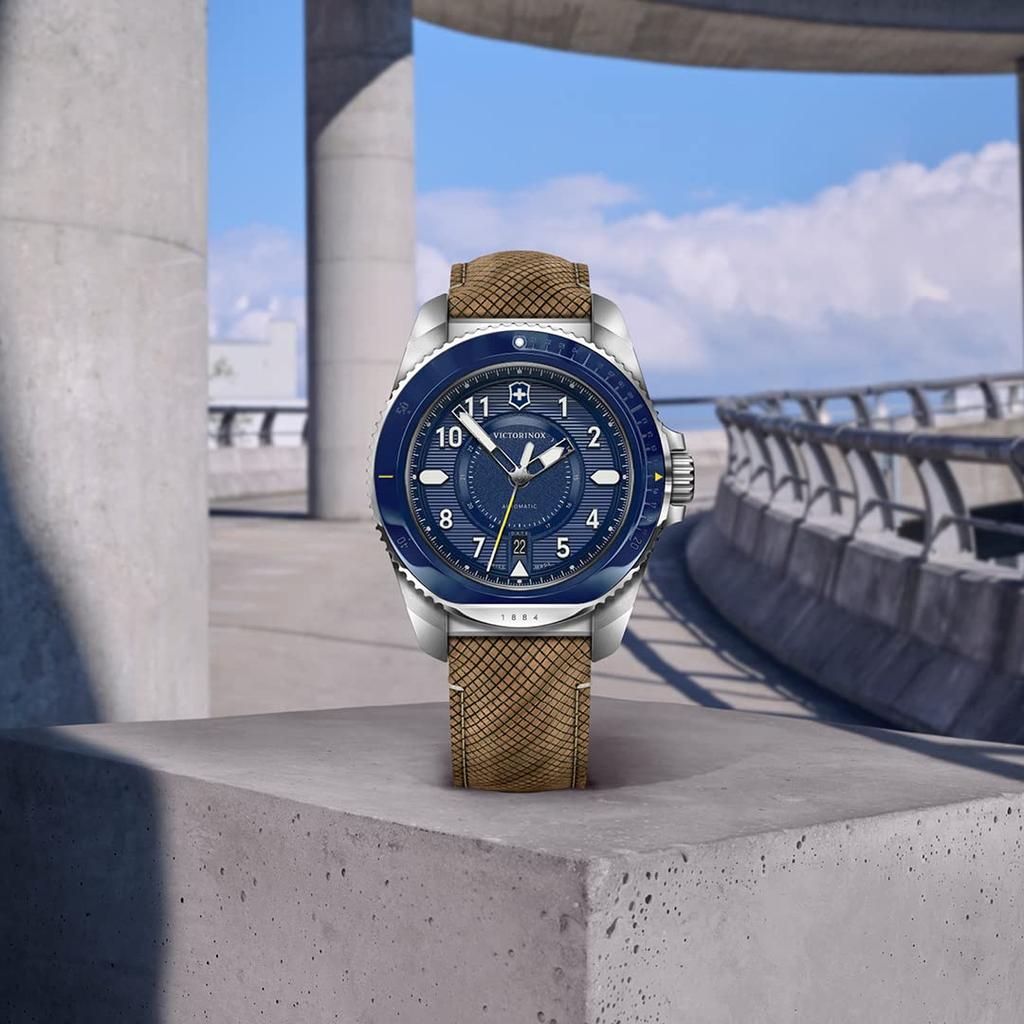 Victorinox ЧАСЫ JOURNEY 1884 Автоматические Корпус из нержавеющей стали Синий циферблат Деревянный ремешок Поставляются со сменным резиновым ремешком и кошельком для аксессуаров Водонепроницаемые