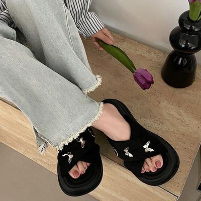 Белые феи стиль модные однотонные тапочки на толстой подошве для женщин летняя одежда 2025 новые модели с юбками для увеличения высоты мягкой подошвы