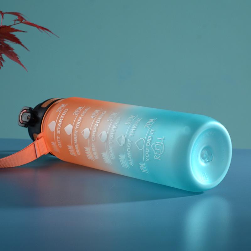 Кружка-градиент, большая вместимость с ручкой, откидная крышка, соломинка; Портативная спортивная бутылка для воды для фитнеса на открытом воздухе.