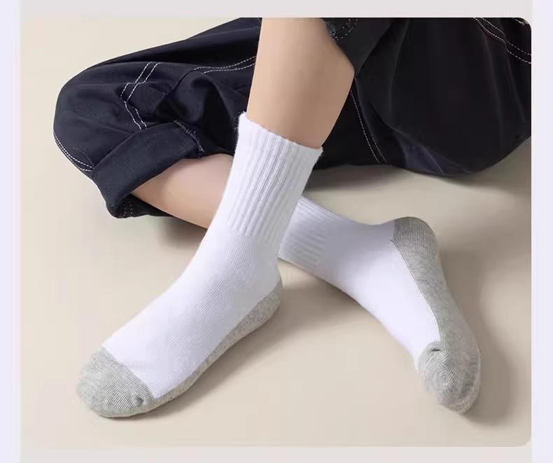 Детские хлопковые носки: Белые и черные, до середины икры, дезодорирующие, грязеотталкивающие, подходят для весны, осени и зимы