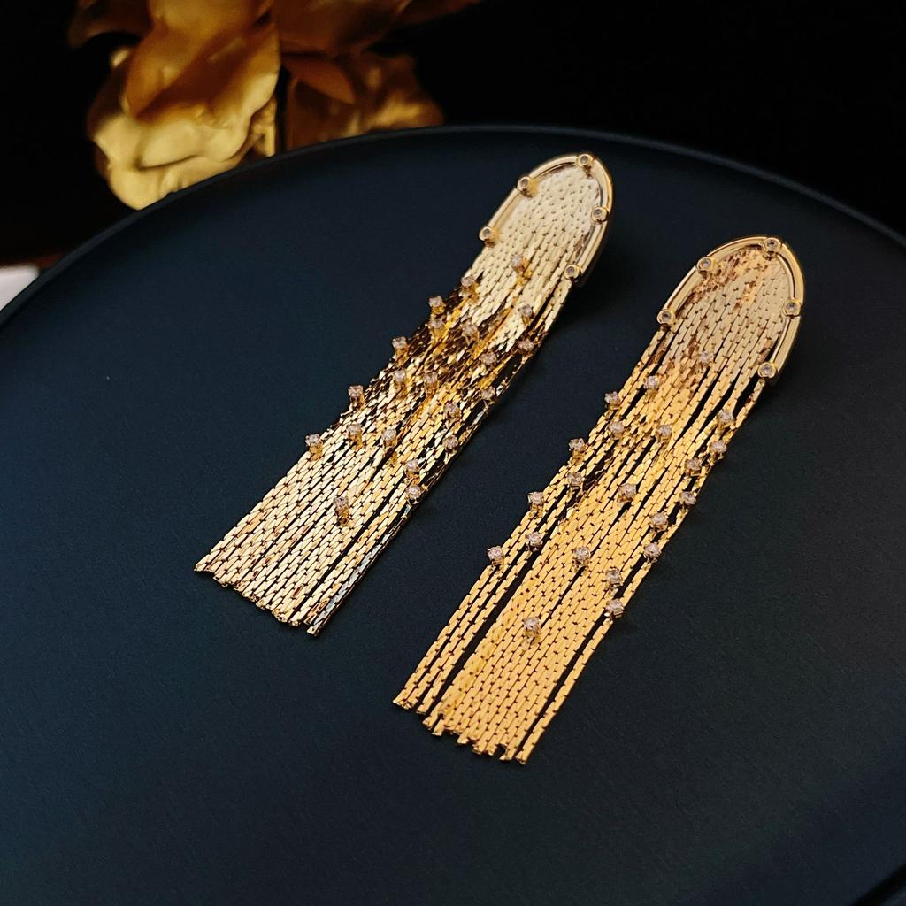 Серьги с иглами из высококачественного серебра 925 пробы из 18-каратного золота в европейском и американском стиле. Стильные серьги с кисточками. Серьги с темпераментом и индивидуальностью.