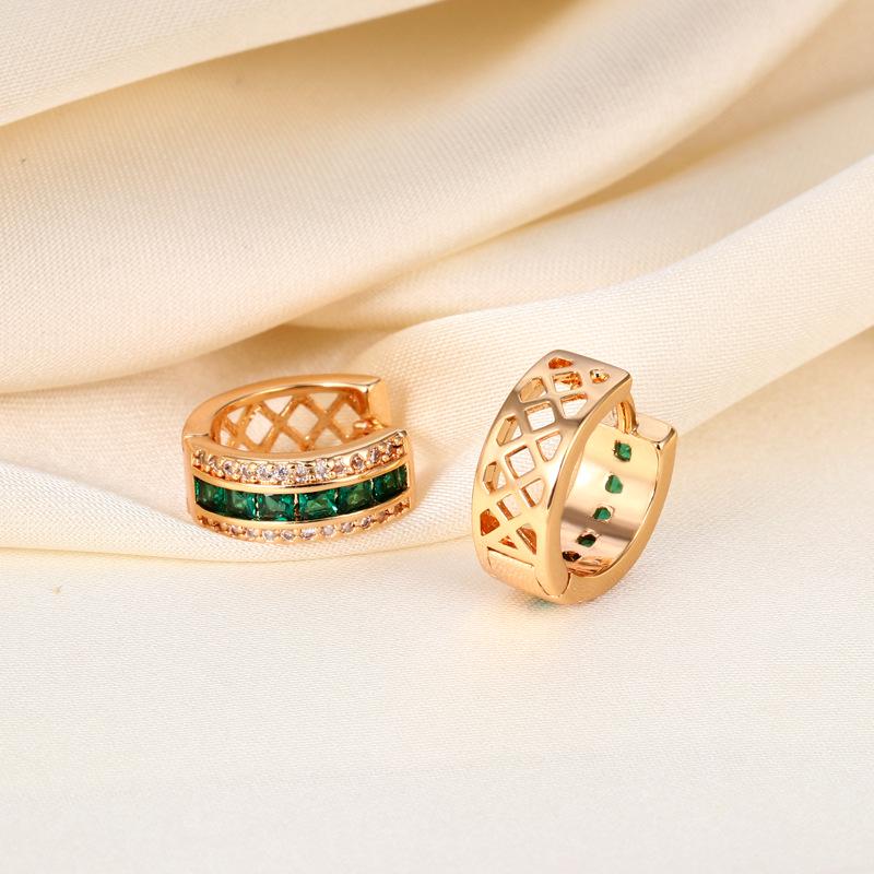 Женские серьги Seiko с полными бриллиантами и изумрудами в преувеличенном стиле: Модная элегантность с индивидуальностью.