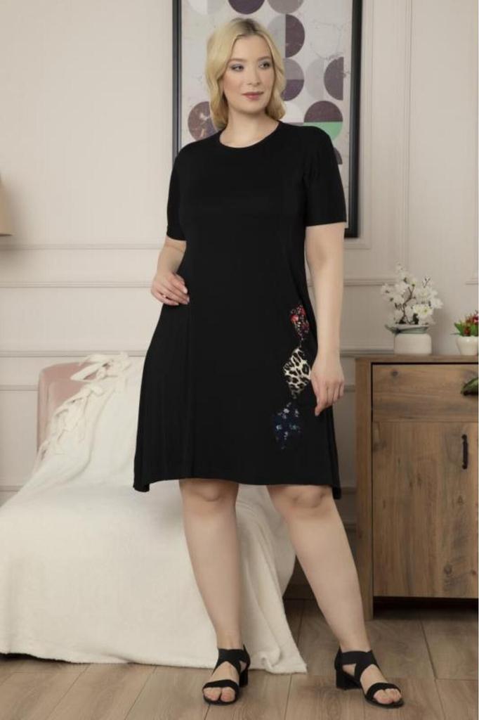 Женское платье большого размера. Черное платье миди больших размеров с узором в стиле пэчворк.