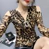 Новая осенняя сетчатая футболка для женщин с леопардовым принтом, модный V-образный вырез, открытые плечи, тонкий и универсальный топ с длинными рукавами