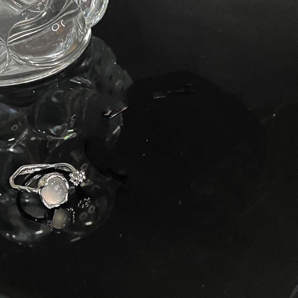 Открытый браслет 'Лунный камень-бутон': Браслет из французских драгоценных камней высокого класса в холодном стиле для женщин