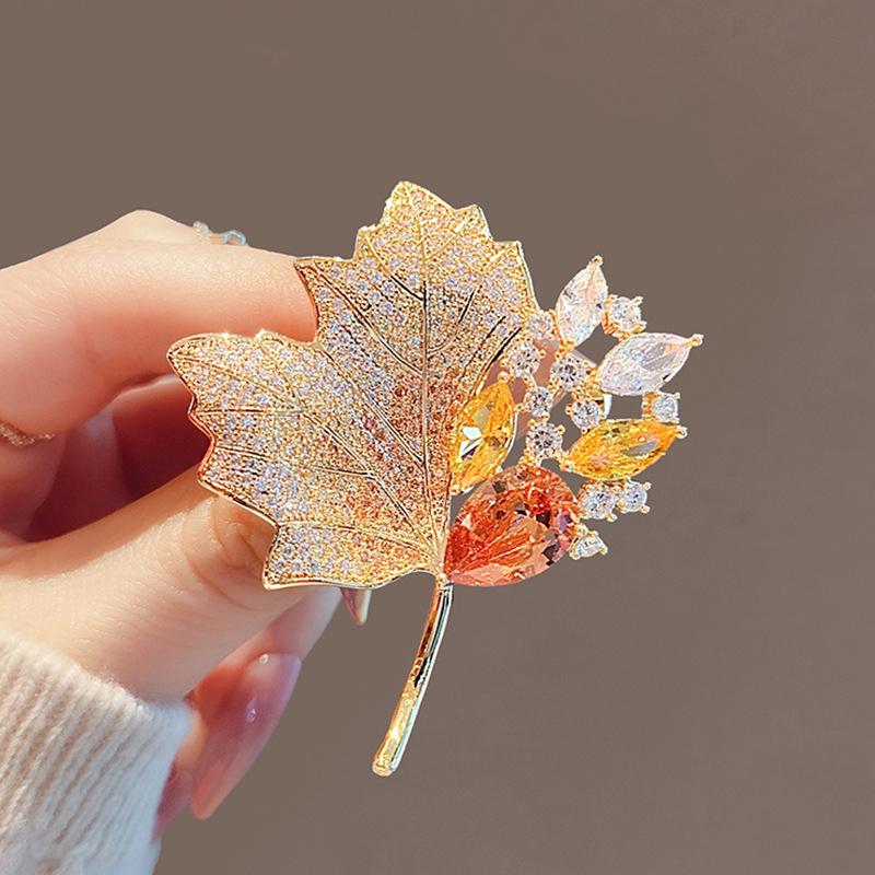 Exquisite Luxury Maple Leaves Brooch For Women Advanced Sense Rhinestone Corsage Suit Lapel Pins Clothing Accessories Gift