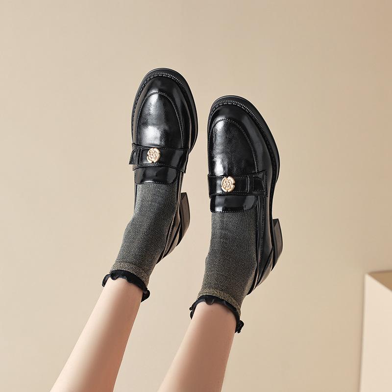 Французский стиль Slip On Basic Shoes Женская ретро-обувь Осень-Весна Женские туфли на плоской подошве Slip On Metal Button Leather Shoes