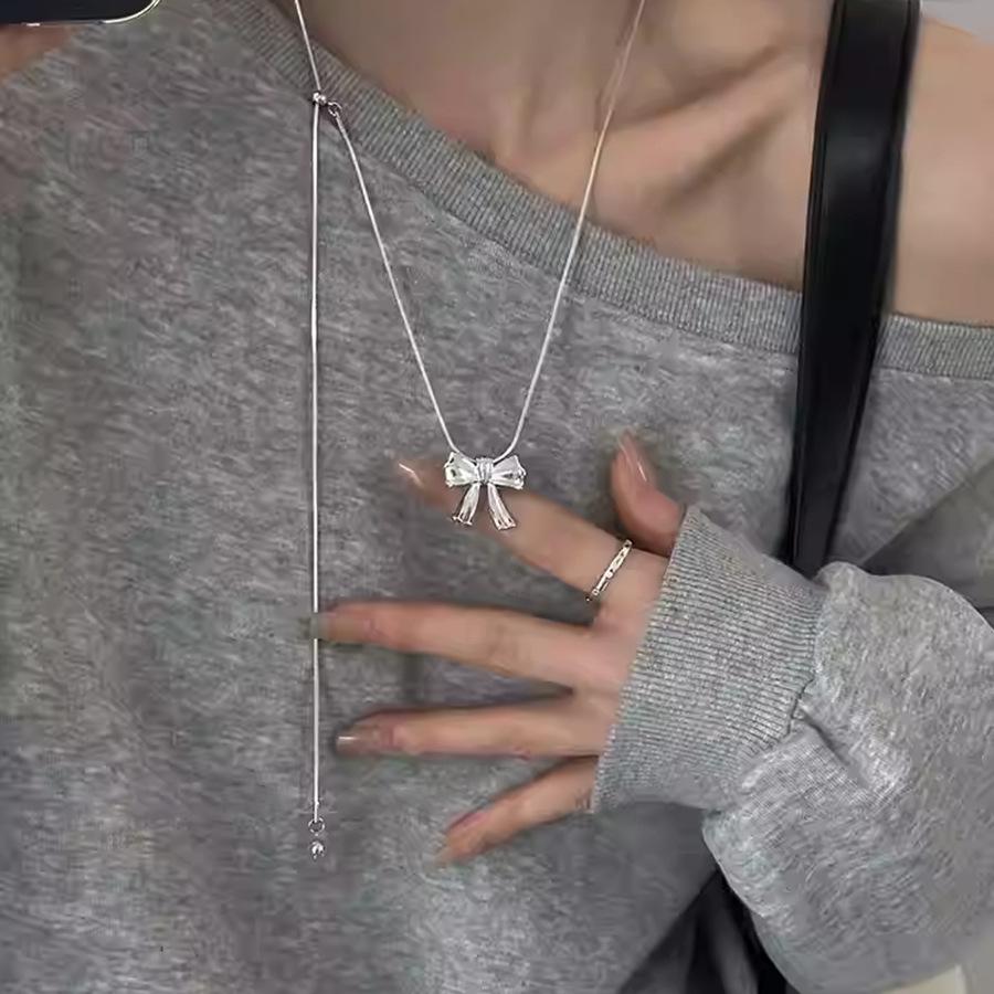 Ожерелье-чокер с подвеской-бантом, простое, темпераментное, с высоким чувством стиля, цепочка для ключицы, нишевая, универсальная, модная бижутерия для женщин