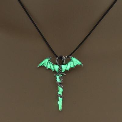 Модное и трендовое мужское длинное светящееся ожерелье с мечом летающего дракона, европейско-американская подвеска на Хэллоуин