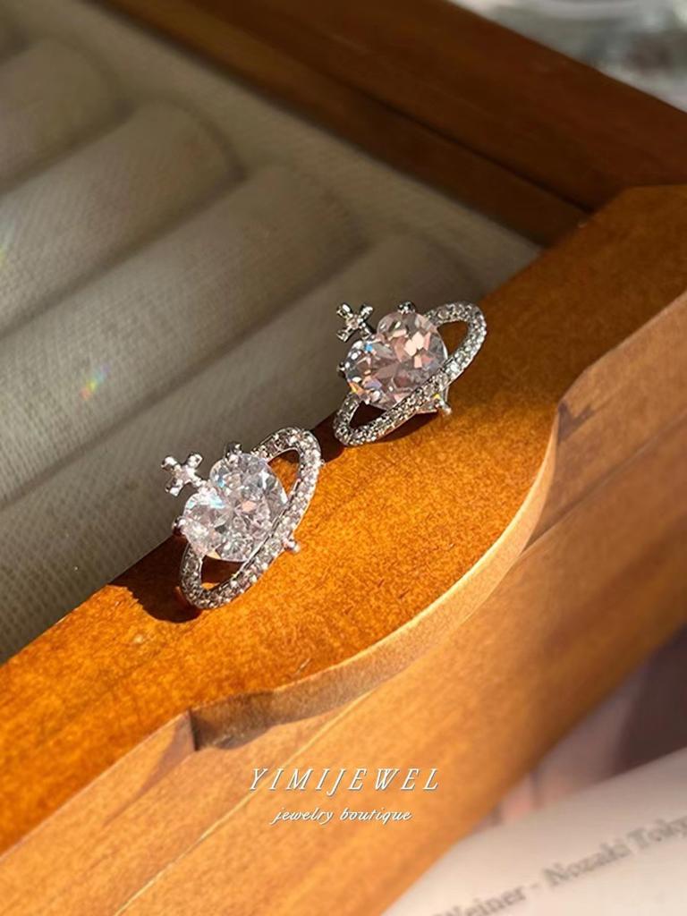 Sweet and cool girl~ Light luxury high-end butterfly earrings New year's trendy cold wind sweet stud earrings and ear jewelry