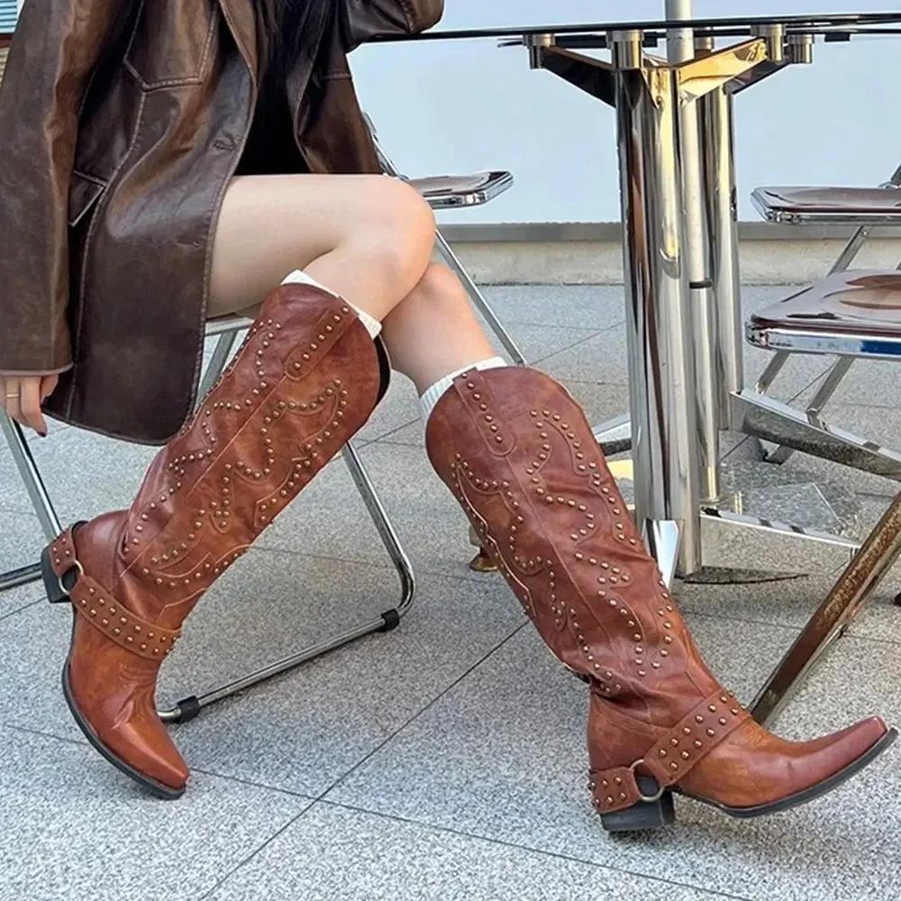 2025 Большой размер 42 Ретро стиль Майяр Коричневые ковбойские сапоги Женские Панк заклепки Массивный каблук До колена Западные Мотоциклетные сапоги Обувь