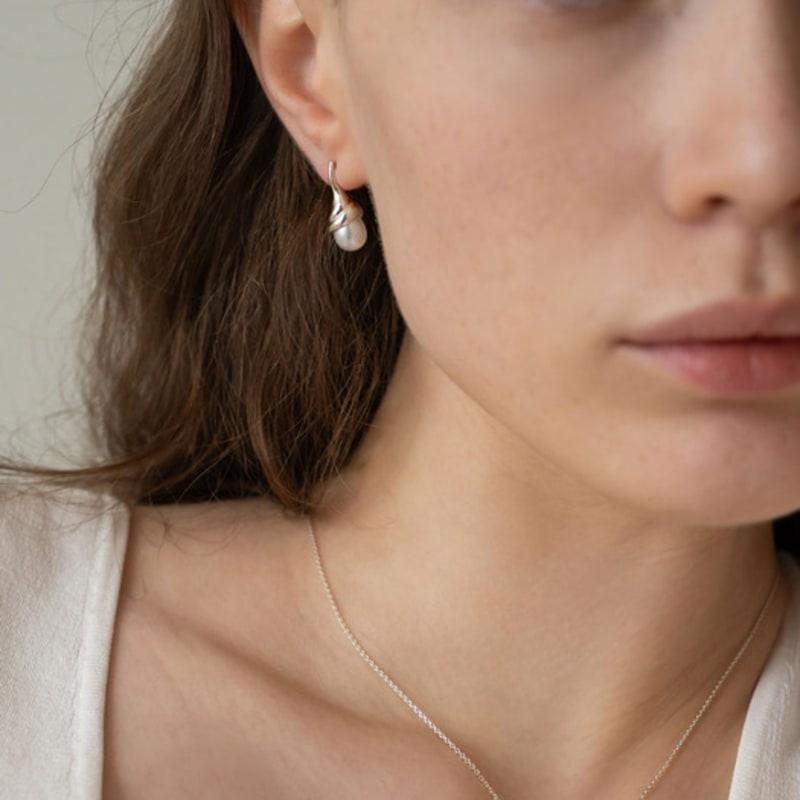 Aube de moi Torsion Pearl Earring