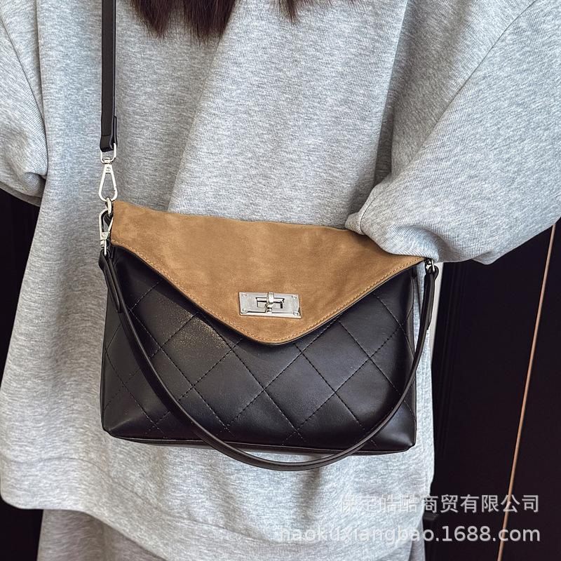 Вместительная ретро-сумка женская осень-зима 2025 новая универсальная ромбовидная сумка-мессенджер на одно плечо подмышку для поездок на работу маленькая квадратная сумка