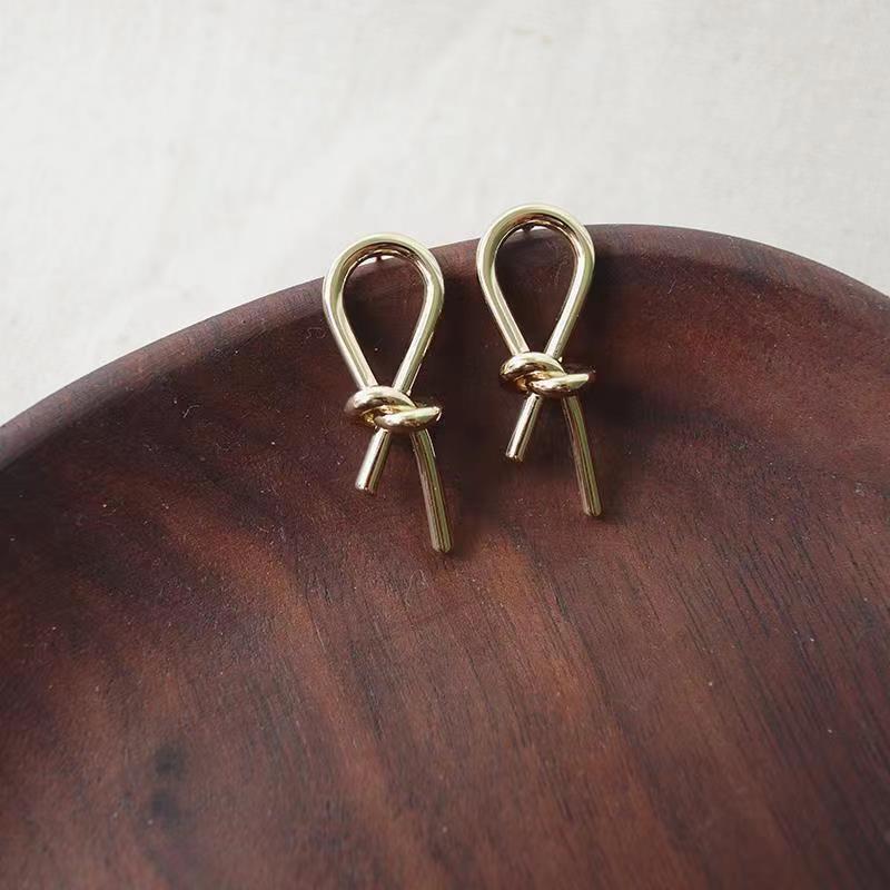 Новые серьги, простые металлические завязанные серьги Netflix, французские летние свежие и универсальные темпераментные серьги в стиле ретро