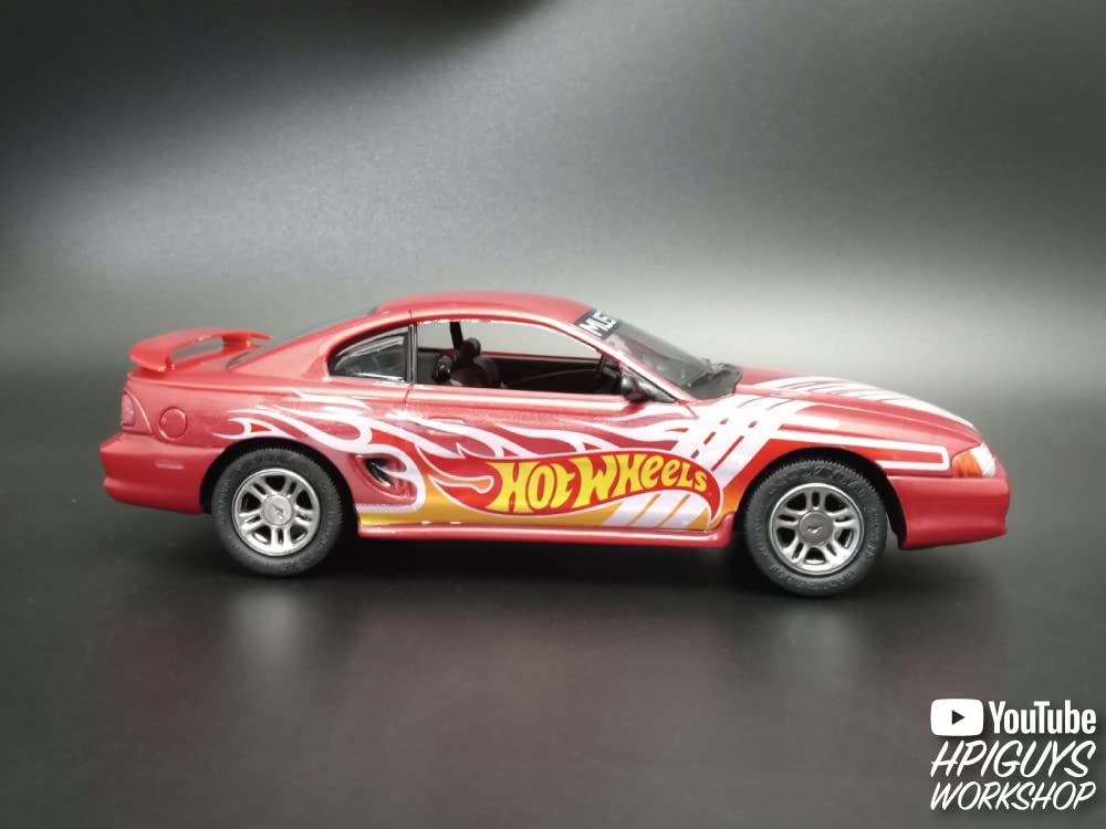 AMT Hot Wheels 1996 Ford Mustang GT Snap Kit Пластиковая модель AMT1298 1/25