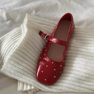 Кожаная корейская версия туфель Мэри Джейн с квадратным носком и заклепками, женские 2025 весна, универсальные на плоской подошве, с открытым верхом, красные одинарные туфли
