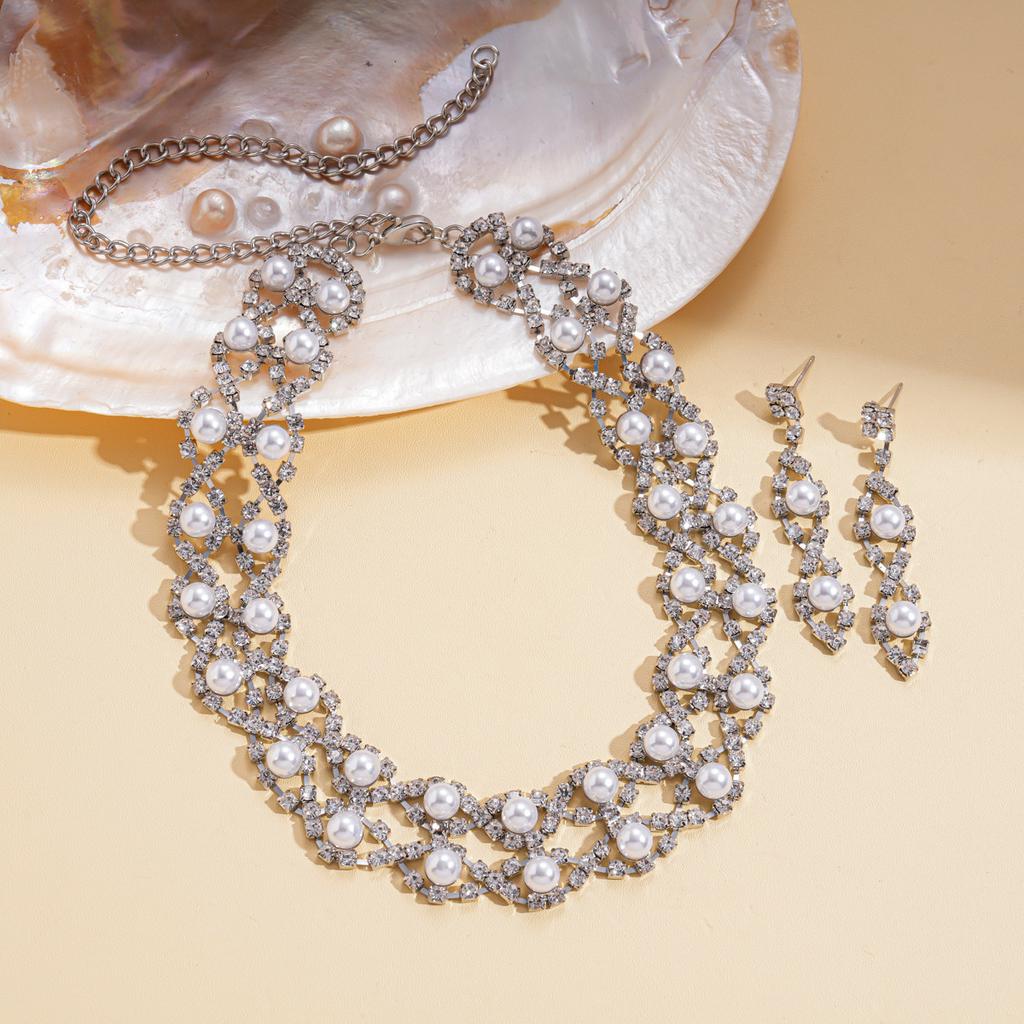 European and American Geometric Round Flower Pearl Necklace Niche Design Sense Collarbone Chain Personality Temperament Retro Necklace