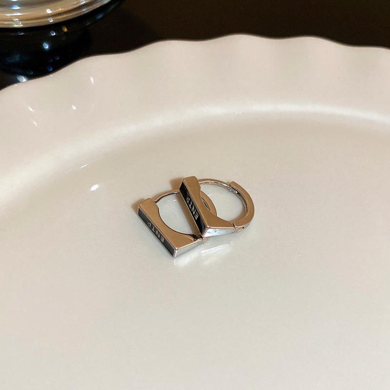 Циркониевые золотые серьги-каффы с буквой D: Женские серьги-пусеты класса люкс с универсальным нишевым дизайном.