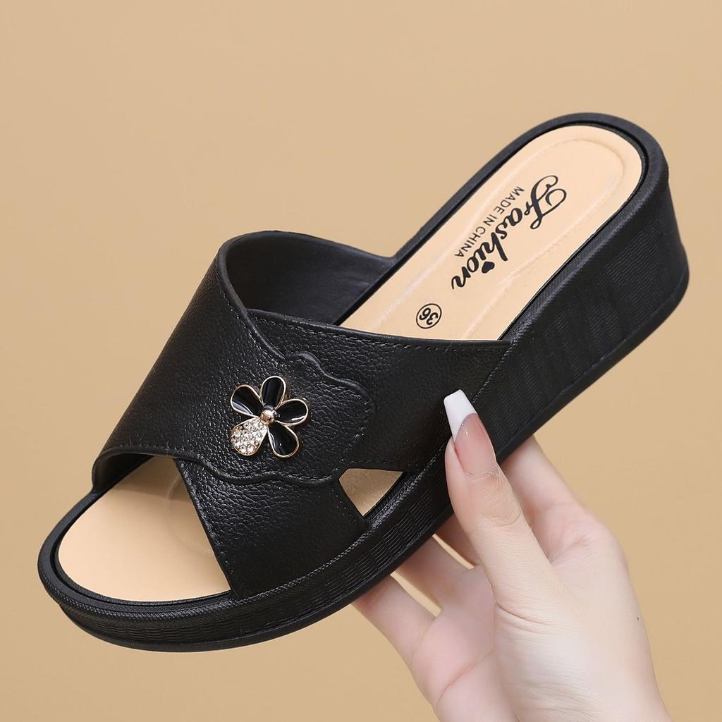 Летние тапочки для женщин, модные для среднего возраста, новый стиль для выхода на улицу и пребывания дома, женские классные тапочки