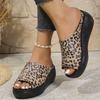 Модные летние неглубокие леопардовые шлепанцы на танкетке для женщин 2025 ПУ Большой размер Женские шлепанцы Нескользящая платформа Женские шлепанцы