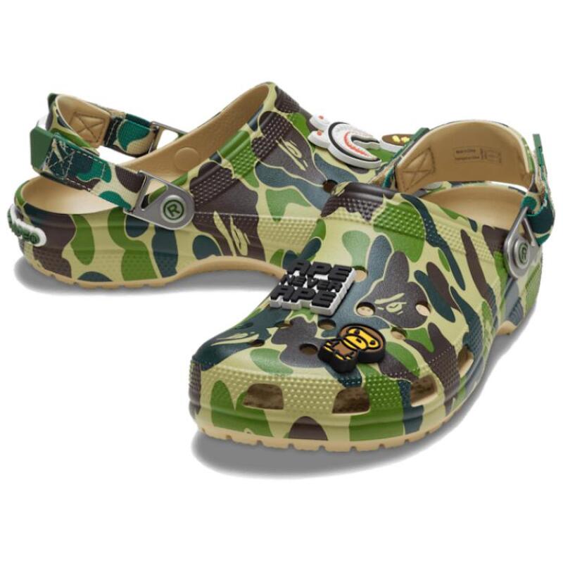 A BATHING APE x Crocs Classic clog камуфляжный принт удобные и универсальные дырчатые туфли для мужчин и женщин коричневого цвета