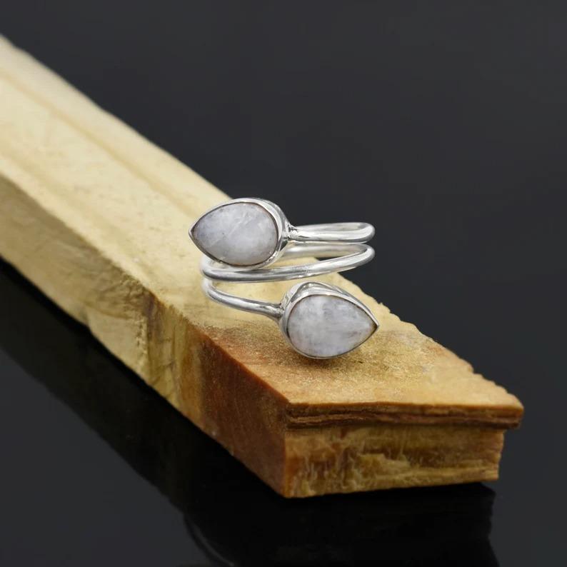 Кольцо с драгоценным камнем из лунного камня Стерлинговое серебро 925 пробы Ювелирные изделия ручной работы Твердое кольцо для женщин Подарок для особых случаев - прибл. 5,1 г.