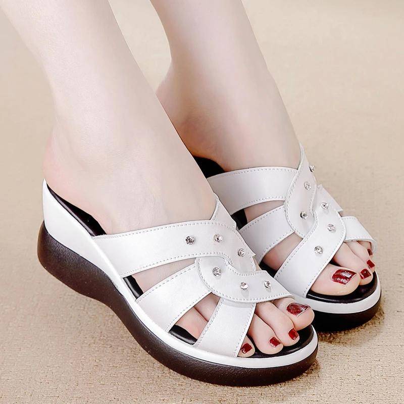 Модные женские тапочки на танкетке, босоножки на платформе, летние женские мюли, пляжные туфли с толстой подошвой, нескользящие, сплошные, Чау