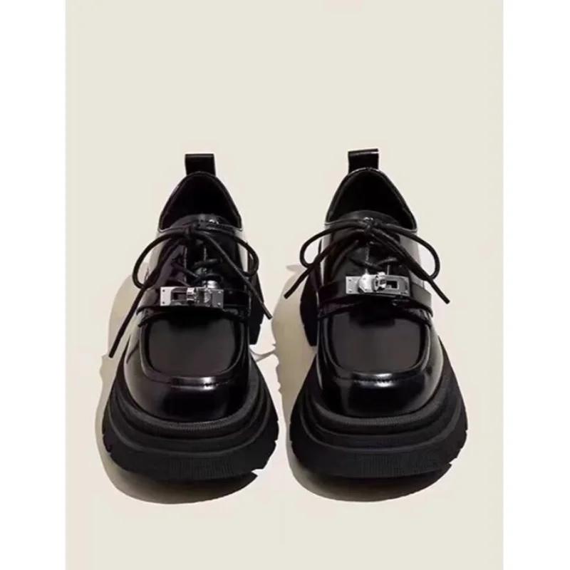 Модные женские туфли из лакированной кожи 2024 года в британском стиле с замком-защелкой, черные мокасины на платформе, толстая подошва, нескользящие мокасины, модные туфли на низком каблуке