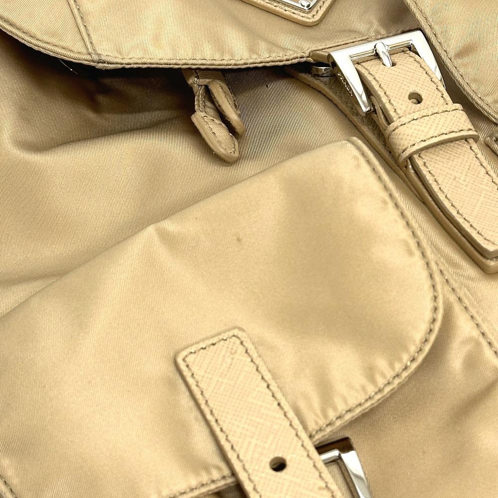 Prada 1BZ811 Рюкзак с треугольным логотипом, двойными карманами и сумкой-пеналом, нейлон, бежевый