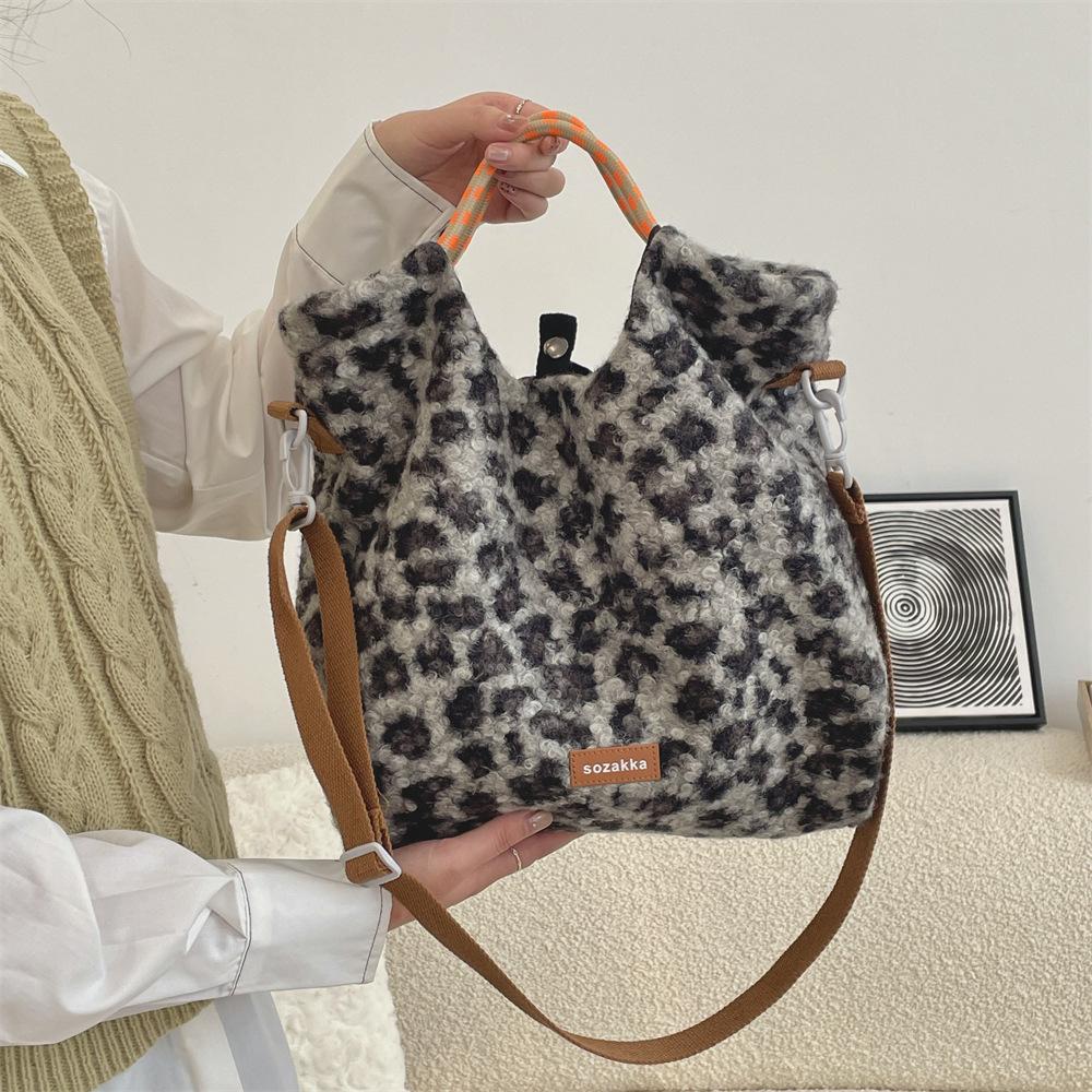 Женская плюшевая леопардовая сумка через плечо, модная сумка для переноски, большая вместимость, стильная мешковатая сумка кроссбоди, сумка для путешествий на открытом воздухе CLE