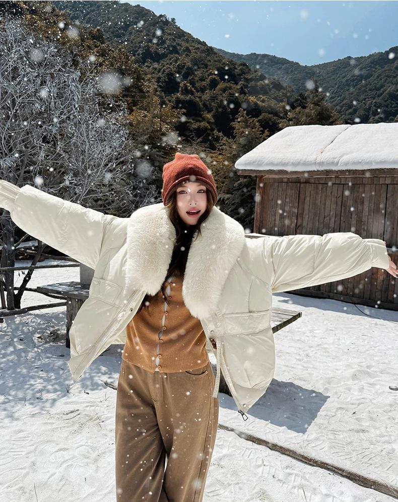 Женская короткая теплая зимняя куртка с большим меховым воротником и рукавами реглан