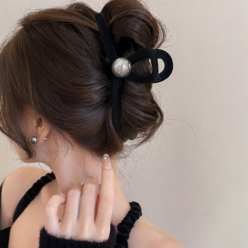 Элегантная шпилька для волос из черного жемчуга 2023 года: Большой зажим «Акула» для осени/зимы