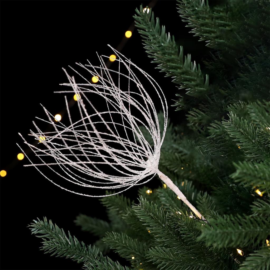 Большие ветки рождественской ели, украшения для рождественского венка, елочные игрушки, искусственные блестящие ветки.