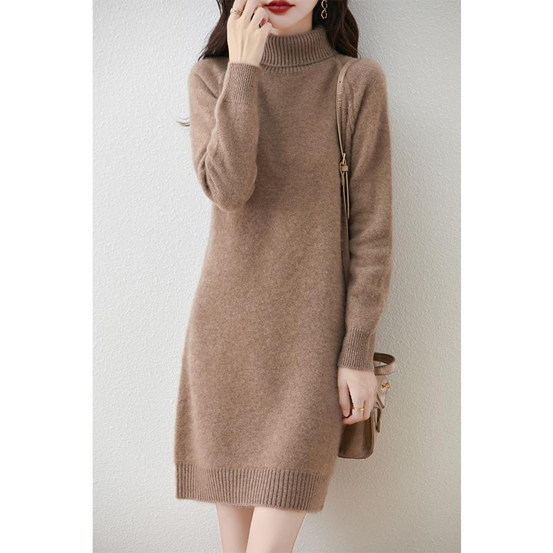 Женское утолщенное шерстяное платье с высоким воротником - средней длины, свободного кроя, со спущенным плечом, осенне-зимний стиль