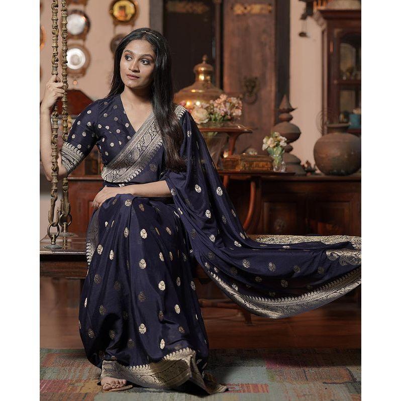 Это красивое сари элегантно украшено великолепным жаккардовым плетением, которое придает образу идеальный вид.