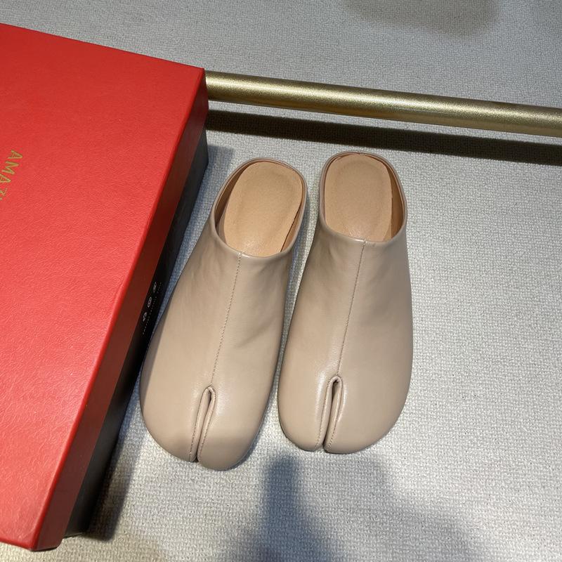 Fashion Novelty Split Toe Shoes Woman Ninja Tabi Slippers Leather Round Toe Slides Comfy Mules Femmes Clog Sandals Pettitoes Flipflops