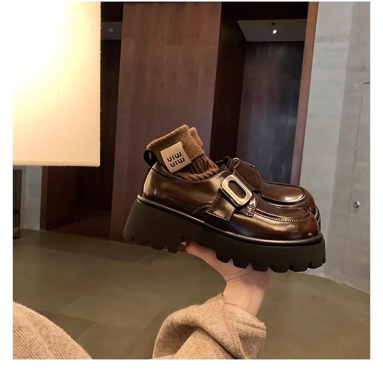 Виноградная мама имеет тот же стиль, стиль колледжа с квадратной пряжкой, ленивый человек с одной ногой, толстый каблук-маффин, толстая подошва, лоферы из маленькой кожи