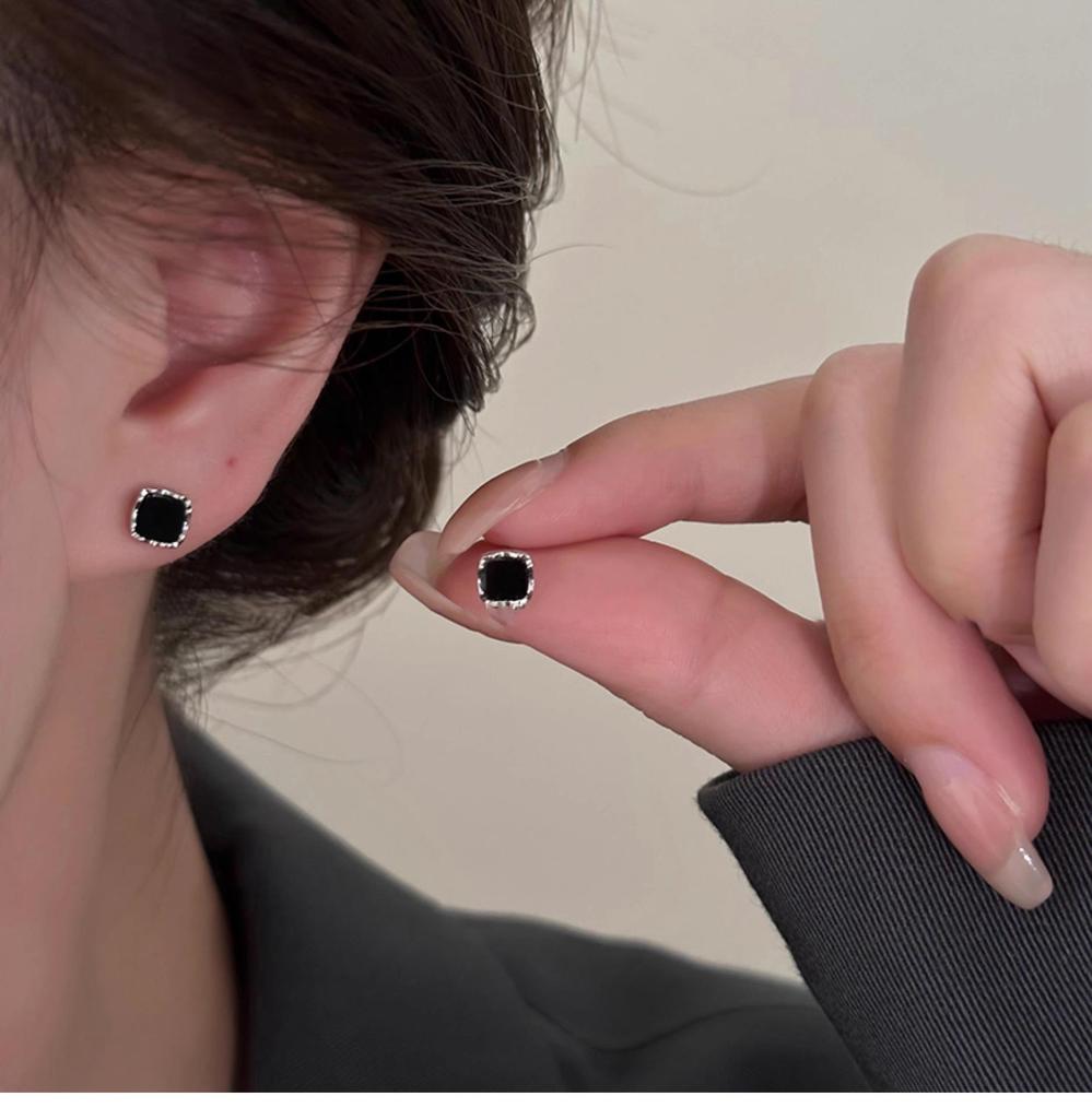 Шикарные черные квадратные серьги-пусеты: Минималистичный, элегантный и универсальный дизайн Silver Needle для женщин.