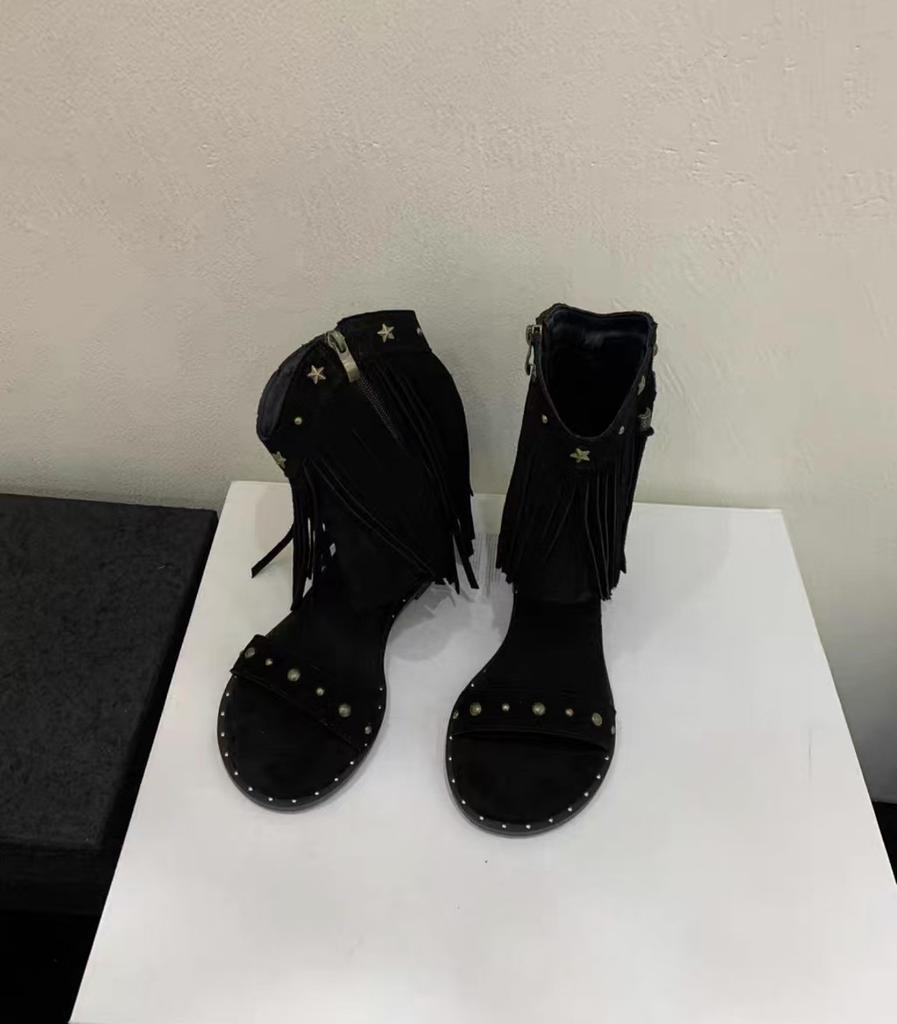 Внутренние кожаные сапоги с бахромой и римскими заклепками, женские босоножки в стиле бохо с открытым носком и танкеткой