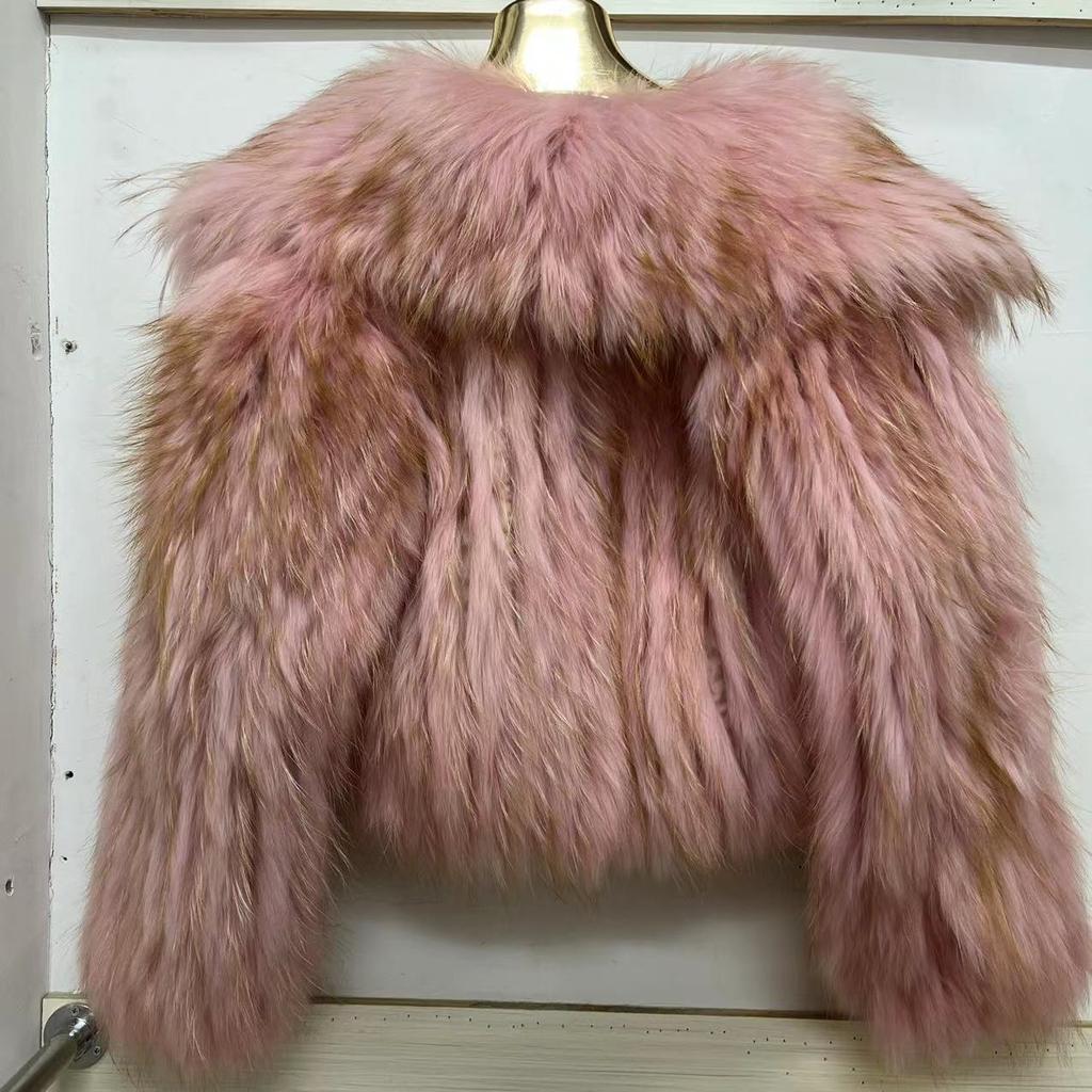 Пальто из натурального меха енота, стеганое, плетеное, с большим лацканом, приталенного короткого стиля, с молодежным темпераментом, зимний топ