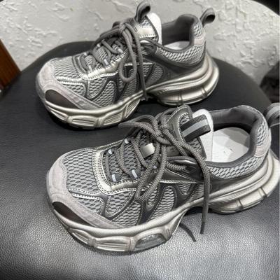 Осенние массивные кроссовки для женщин 2025 - Модная повседневная спортивная обувь с амортизирующей подошвой