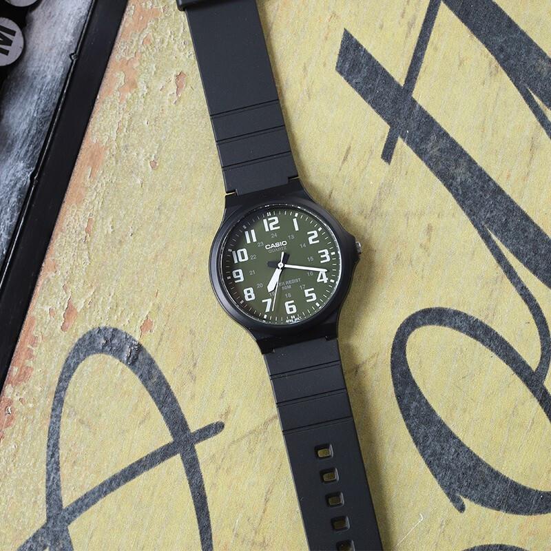 Casio Серия YOUTH - Диск Три штифта Большой циферблат Простой Кварцевый механизм Ремешок из смолы Японские и корейские часы Мужские;s Часы Зеленый циферблат MW-240-3B
