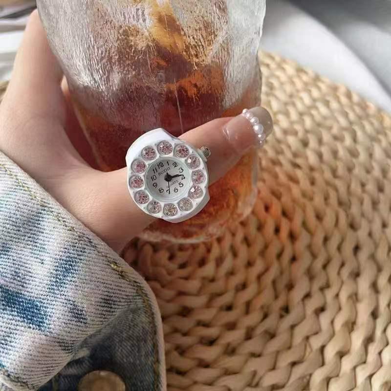 Кварцевые часы-кольцо со стразами и металлическим эластичным браслетом