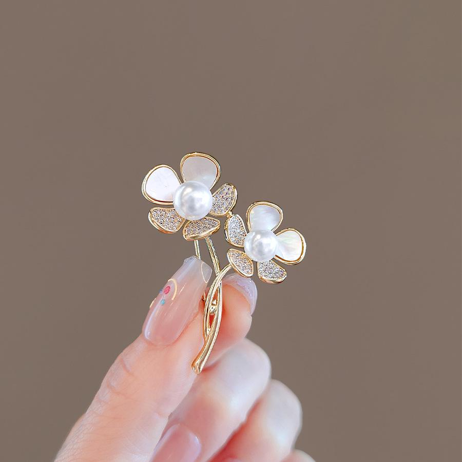 Pearl Flower Brooch Women'S Design Sense Niche Suit Corsage Autumn And Winter Rhinestone Coat Accessories Neckline Pin