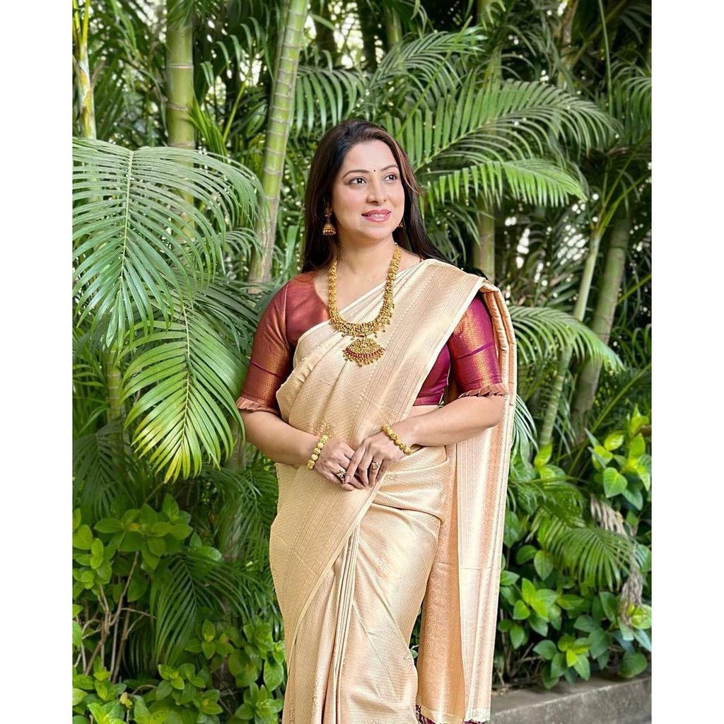 Шелковое сари из магазина АЛМААРИ украшено красивой вышивкой Зари в виде традиционных мотивов.