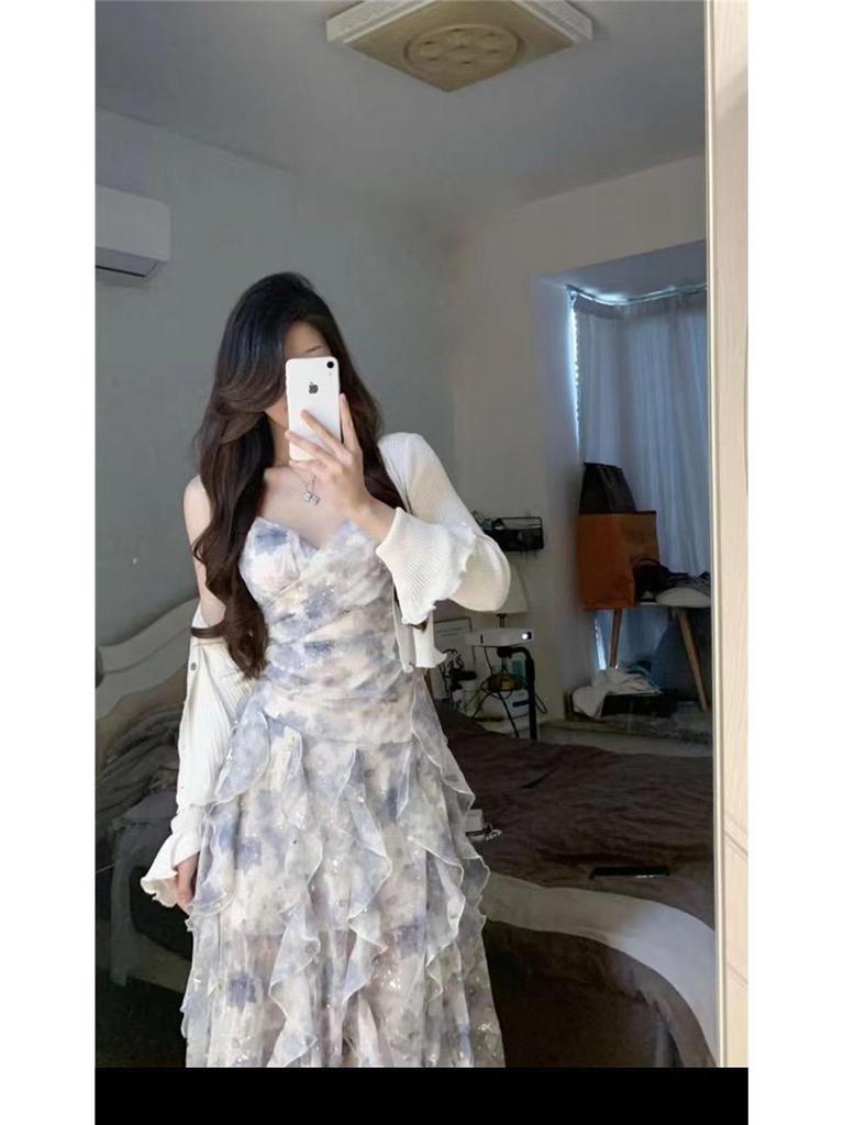 Женское летнее цветочное платье на бретелях - V-образный вырез, подчеркивающий талию сказочный стиль, милое и модное